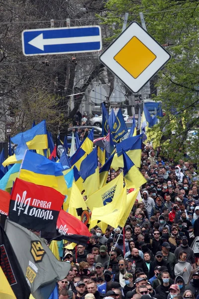 Odessa, Ukrayna Mayıs, 2.2021 Terörle Mücadele Harekâtı eylemcileri ve gazileri Ukrayna 'da Ukrayna' da isyancı ordusunun bayraklarını taşıyorlar - sağ gençlik, sağ sektör, Meydan savunması