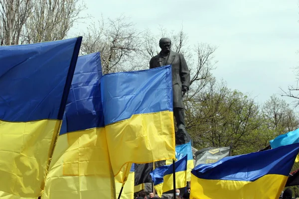 Odessa Ukraine2 2021Menschen Halten Ukrainische Flaggen Der Nähe Des Denkmals — Stockfoto