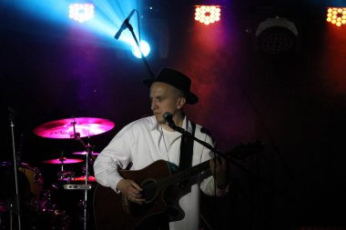 Odessa, Ukrayna Haziran, 6.2021 Ukrayna grubu Fiolet 'in performansı. Sergey Martynyuk grubunun solisti.