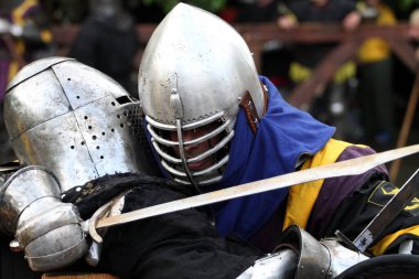 Odessa, Ukrayna Haziran, 12.2021 Orta Çağ canlandırmacıları zırhlı savaşıyor.