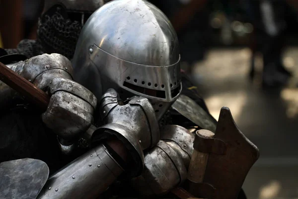 Reencenadores Medievais Cavaleiros Medievais Lutando Armaduras — Fotografia de Stock