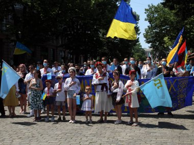 Odessa, Ukrayna 28 Haziran 2021 Yetişkinler ve çocuklar Ukrayna 'nın bayraklarını ve Ukraynaca Kırım Tatarları Yazıtlarının bayrağını taşıyorlar - Megamarsh vyshyvanka