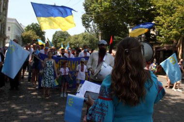 Odessa, Ukrayna 28 Haziran 2021 Odessa 'da Deribasovskaya caddesi boyunca Ukrayna bayrakları taşıyor. Ukraynaca - Megamarsh vyshyvanka