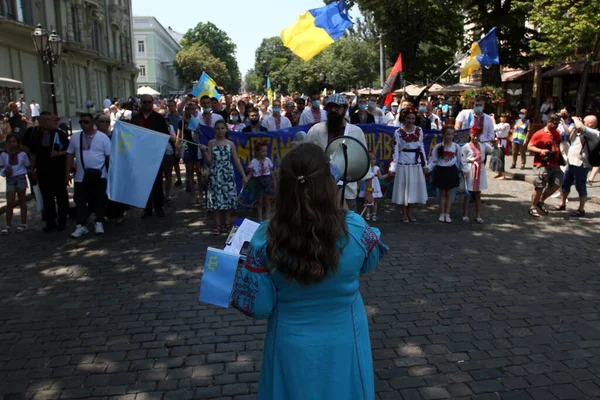 Odessa Ukraina28 Juni 2021 Människor Bär Flaggor Ukraina Längs Deribasovskaja — Stockfoto