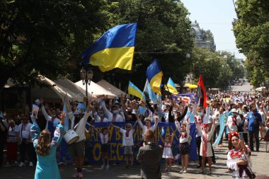 Odessa, Ukrayna 28 Haziran 2021 Odessa 'da Deribasovskaya caddesi boyunca Ukrayna bayrakları taşıyor. Ukraynaca - Megamarsh vyshyvanka