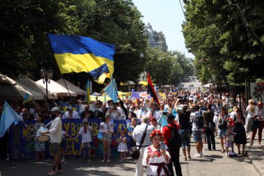 Odessa, Ukrayna 28 Haziran 2021 Odessa 'da Deribasovskaya caddesi boyunca Ukrayna bayrakları taşıyor. Ukraynaca - Megamarsh vyshyvanka