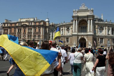 İnsanlar Odessa Devlet Akademik Opera ve Bale Tiyatrosu 'nun yakınında Ukrayna bayrakları taşıyorlar.
