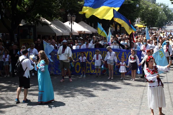 Odessa Ukraina28 Czerwca 2021 Ludzie Noszą Flagi Ukrainy Wzdłuż Ulicy — Zdjęcie stockowe
