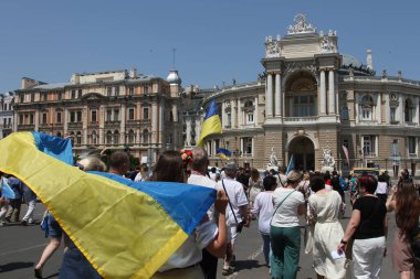 Odessa, Ukrayna Haziran 28.2021 Odessa Devlet Akademik Opera ve Bale Tiyatrosu yakınlarındaki Ukrayna bayraklarını taşımaktadır.