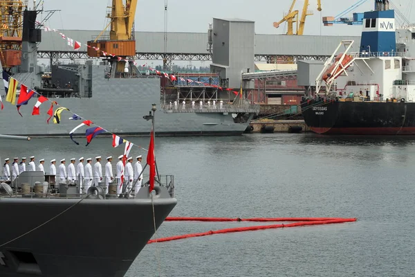 オデッサ ウクライナ7月03 2021海軍水兵デッキで演習中にオデッサの港でNato諸国の戦闘船 海ブリーズ — ストック写真