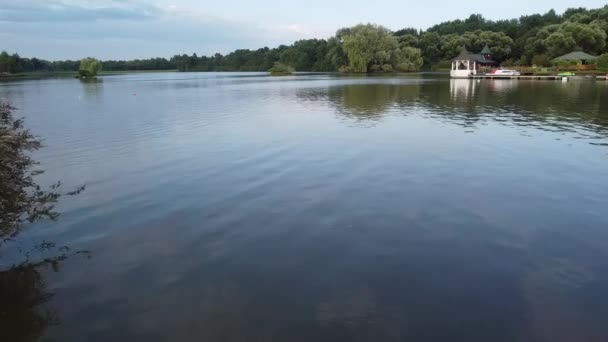 Dron Leci Nisko Nad Powierzchnią Wody Jeziora — Wideo stockowe