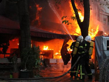 Odessa, Ukrayna 03.2021 İtfaiyecileri yangını söndürdü