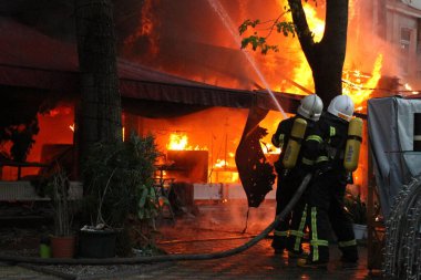 Odessa, Ukrayna 03.2021 İtfaiyecileri yangını söndürdü