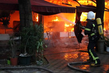 Odessa, Ukrayna 03.2021 İtfaiyecileri yangını söndürdü