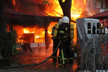 Odessa, Ukrayna 03.2021 İtfaiyecileri yangını söndürdü