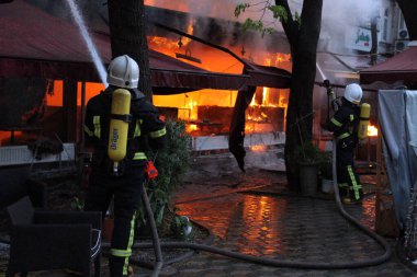 Odessa, Ukrayna 03.2021 İtfaiyecileri yangını söndürdü