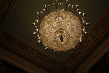 Şatafatlı iç avizenin aydınlık ve koyu arkaplanı vardır.