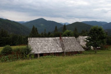Dağlarda terk edilmiş eski ahşap bir ev