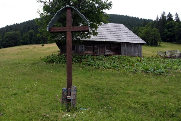 Houten Kruis Bij Het Huis — Stockfoto