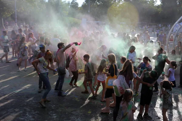 Odessa Ukraineaugust 2021Adults Children Throw Colored Paints Each Other Holly — Stock Photo, Image