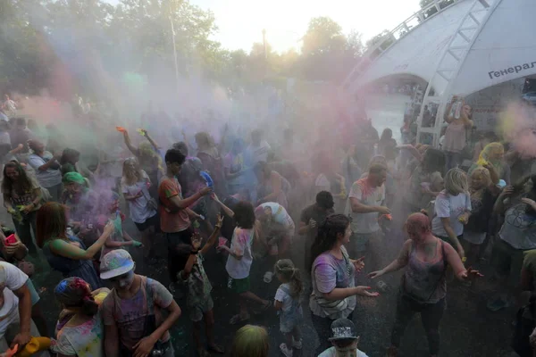 Odessa Ukraineaugust 2021Adults Children Throw Colored Paints Each Other Holly — Stock Photo, Image