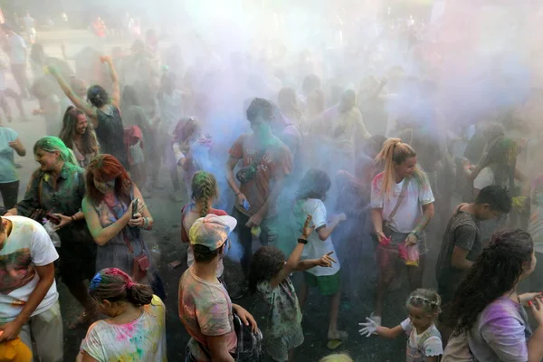 Odessa Ucrânia Agosto 2021Adultos Crianças Jogam Tintas Coloridas Outro Férias — Fotografia de Stock