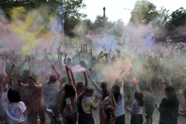 Odessa, Ukrayna 7 Ağustos 2021 Holi Festivali sırasında. Holi Hindistan 'ın geleneksel bayramıdır.