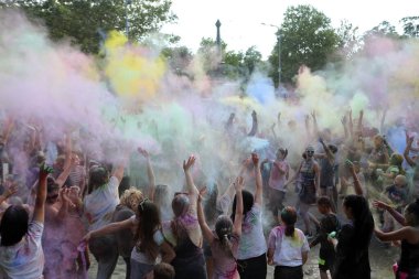 Odessa, Ukrayna 7 Ağustos 2021 Holi Festivali sırasında. Holi Hindistan 'ın geleneksel bayramıdır.