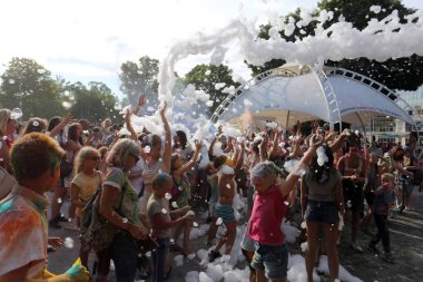 Odessa, Ukrayna 7 Ağustos 2021 Köpük makinesinden bir grup çocuk köpük partisinde eğleniyor ve dans ediyor