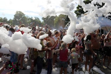 Odessa, Ukrayna 7 Ağustos 2021 Köpük makinesinden bir grup çocuk köpük partisinde eğleniyor ve dans ediyor