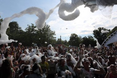 Odessa, Ukrayna 7 Ağustos 2021 Köpük makinesinden bir grup çocuk köpük partisinde eğleniyor ve dans ediyor