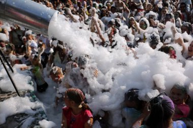 Odessa, Ukrayna 7 Ağustos 2021 köpük partisi. Yetişkinler ve çocuklar eğleniyor. İnsanları sulayan köpük topları.