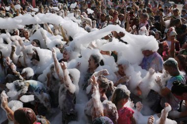 Odessa, Ukrayna 7 Ağustos 2021 köpük partisi. Yetişkinler ve çocuklar eğleniyor. İnsanları sulayan köpük topları.