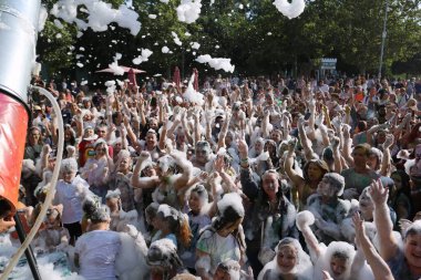 Odessa, Ukrayna 7 Ağustos 2021 köpük partisi. Yetişkinler ve çocuklar eğleniyor. İnsanları sulayan köpük topları.