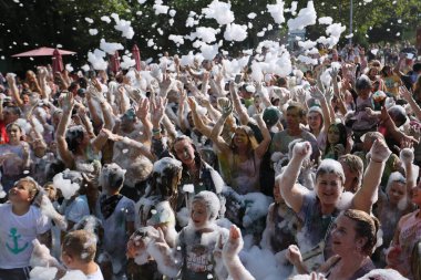 Odessa, Ukrayna 7 Ağustos 2021 köpük partisi. Yetişkinler ve çocuklar eğleniyor. İnsanları sulayan köpük topları.