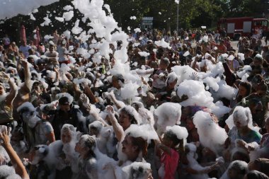 Odessa, Ukrayna 7 Ağustos 2021 köpük partisi. Yetişkinler ve çocuklar eğleniyor. İnsanları sulayan köpük topları.