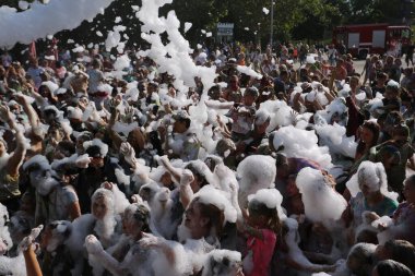 Odessa, Ukrayna 7 Ağustos 2021 köpük partisi. Yetişkinler ve çocuklar eğleniyor. İnsanları sulayan köpük topları.