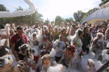 Odessa, Ukrayna 7 Ağustos 2021 köpük partisi. Yetişkinler ve çocuklar eğleniyor. İnsanları sulayan köpük topları.