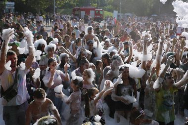 Odessa, Ukrayna 7 Ağustos 2021 köpük partisi. Yetişkinler ve çocuklar eğleniyor. İnsanları sulayan köpük topları.