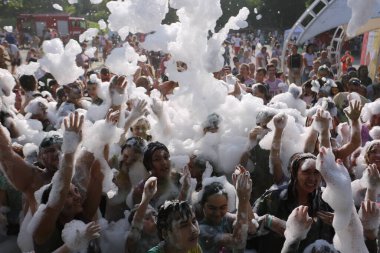 Odessa, Ukrayna 7 Ağustos 2021 köpük partisi. Yetişkinler ve çocuklar eğleniyor. İnsanları sulayan köpük topları.