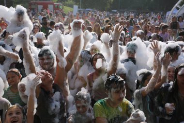 Odessa, Ukrayna 7 Ağustos 2021 köpük partisi. Yetişkinler ve çocuklar eğleniyor. İnsanları sulayan köpük topları.