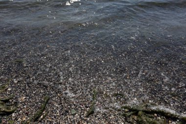 Deniz suyundaki güneş ışınlarının yansıması