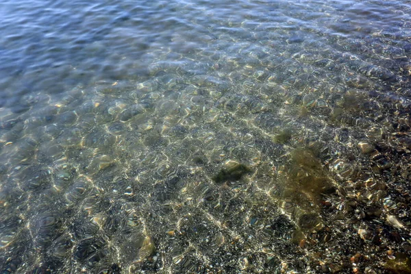 Отражение Солнечных Дождей Воде Дно Покрыто Льдом Поверхность Воды Покрыта — стоковое фото