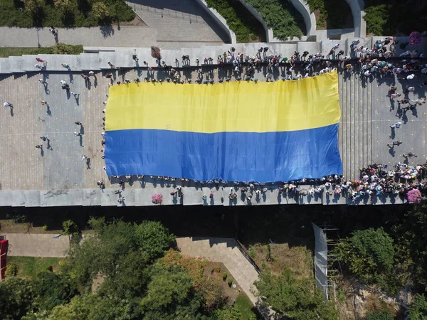 Gli Attivisti Portano Enorme Bandiera Ucraina Sulle Scale Potemkin Odessa — Foto Stock