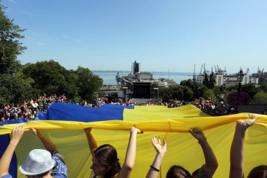 Odessa, Ukrayna Ağustos, 23.2021 Eylemciler Potemkin Merdivenleri boyunca Ukrayna 'nın büyük bir bayrağını taşıdılar. Liman ve savaş gemilerinin inşaatı görülebilir.
