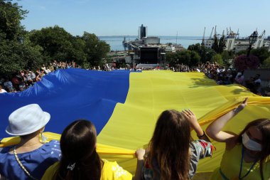 Odessa, Ukrayna Ağustos, 23.2021 Eylemciler Potemkin Merdivenleri boyunca Ukrayna 'nın büyük bir bayrağını taşıdılar. Liman ve savaş gemilerinin inşaatı görülebilir.