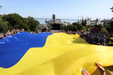 Odessa, Ukrayna Ağustos, 23.2021 Eylemciler Potemkin Merdivenleri boyunca Ukrayna 'nın büyük bir bayrağını taşıdılar. Liman ve savaş gemilerinin inşaatı görülebilir.