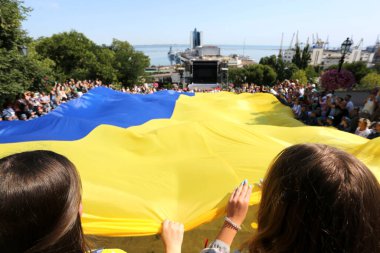Odessa, Ukrayna Ağustos, 23.2021 Eylemciler Potemkin Merdivenleri boyunca Ukrayna 'nın büyük bir bayrağını taşıdılar. Liman ve savaş gemilerinin inşaatı görülebilir.