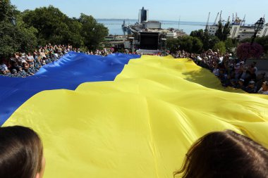 Odessa, Ukrayna Ağustos, 23.2021 Eylemciler Potemkin Merdivenleri boyunca Ukrayna 'nın büyük bir bayrağını taşıdılar. Liman ve savaş gemilerinin inşaatı görülebilir.