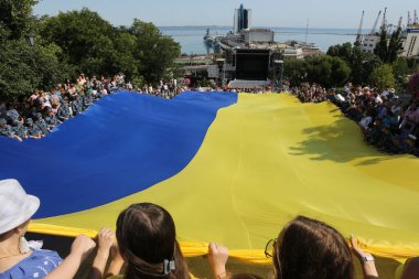 Odessa, Ukrayna Ağustos, 23.2021 Eylemciler Potemkin Merdivenleri boyunca Ukrayna 'nın büyük bir bayrağını taşıdılar. Liman ve savaş gemilerinin inşaatı görülebilir.